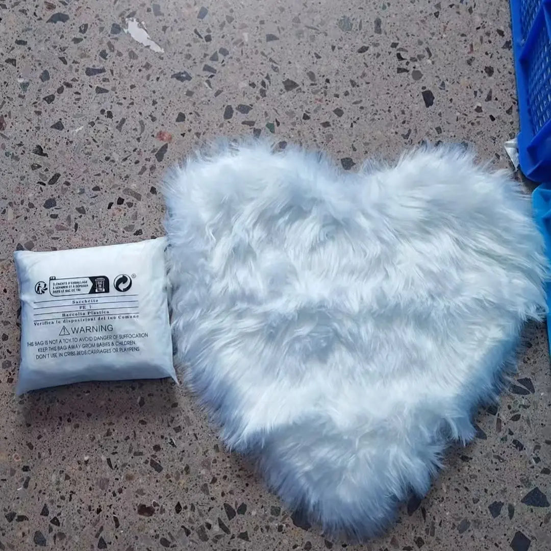 Faux Wool Heart Pillow Cover, Soft Furry Cushion, Soft and Comfortable, Easy to Wash, Foldable and Detachable, Ideal for Living Room and Bedroom Decor, Bedroom Decorative Accessories, Room Cozy Accessories